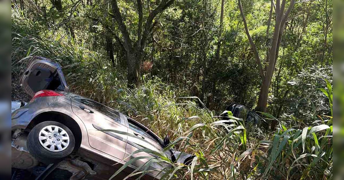 Batida entre dois carros deixa feridos na PR-092
