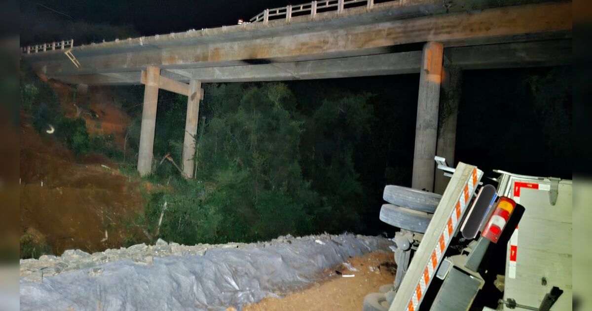 Caminhão atravessa barreira de contenção e despenca de ponte na PR-445