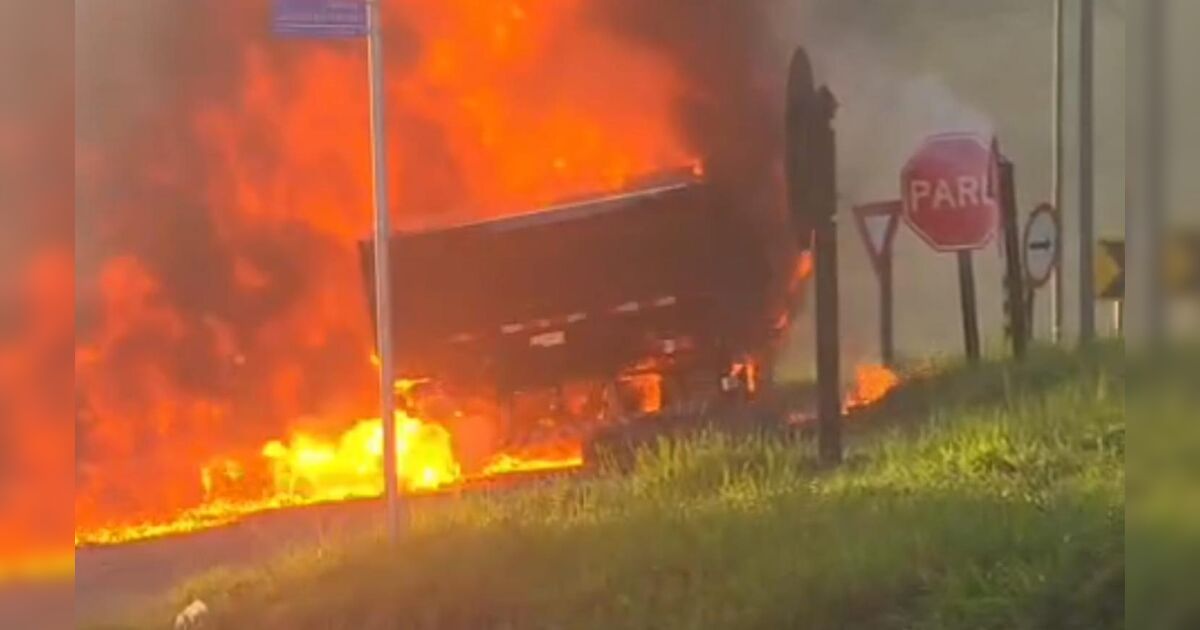 Caminhão com carga de baterias pega fogo e interdita trecho da BR-116