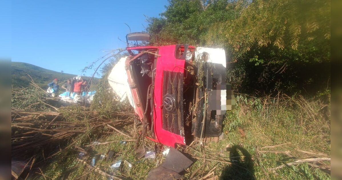 Caminhão tomba entre Rio Bom e Marilândia do Sul e deixa passageiro ferido