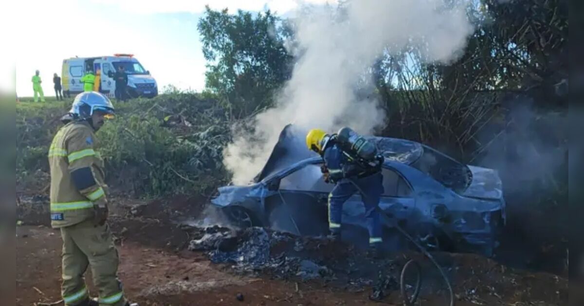 Carro pega fogo após acidente às margens da BR-467 no Paraná
