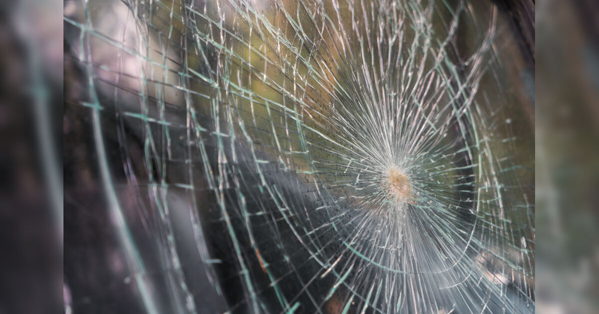 Homem arremessa pedras no carro de companheira grávida após ameaça