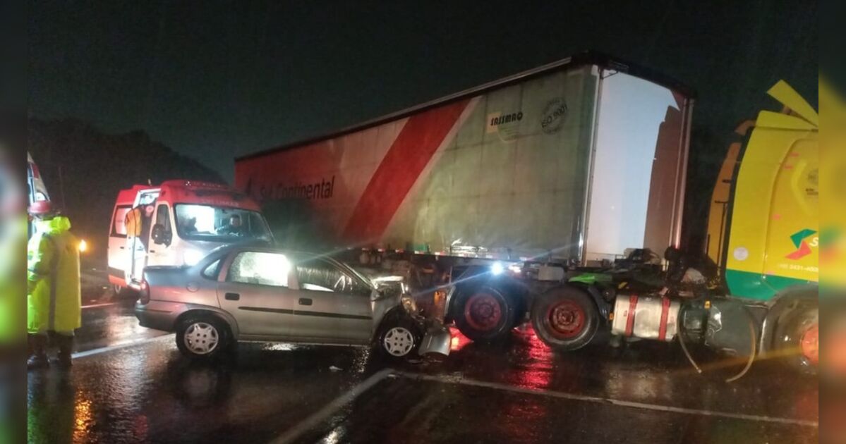 Idosa morre e homem fica em estado grave após carro bater em carreta na PR-151, em Carambeí