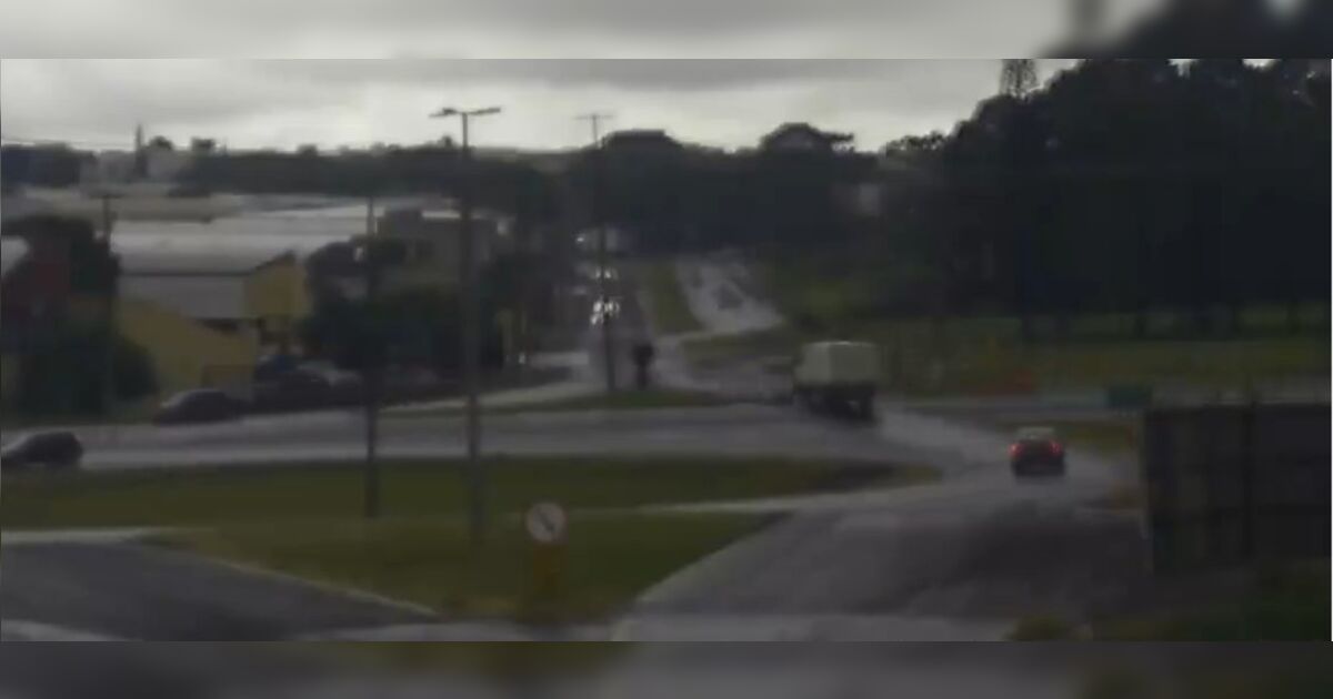 Câmera registra acidente que deixou mãe e filha em estado grave em Arapongas