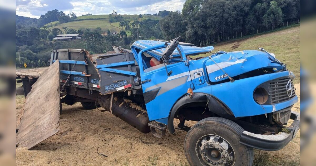 Caminhão de soja fica destruído após grave acidente e motorista sobrevive em SC