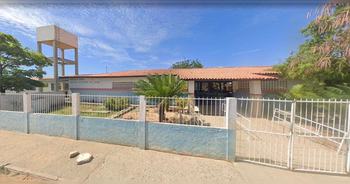 Professor de filosofia fica pelado em sala de aula e é afastado de colégio estadual