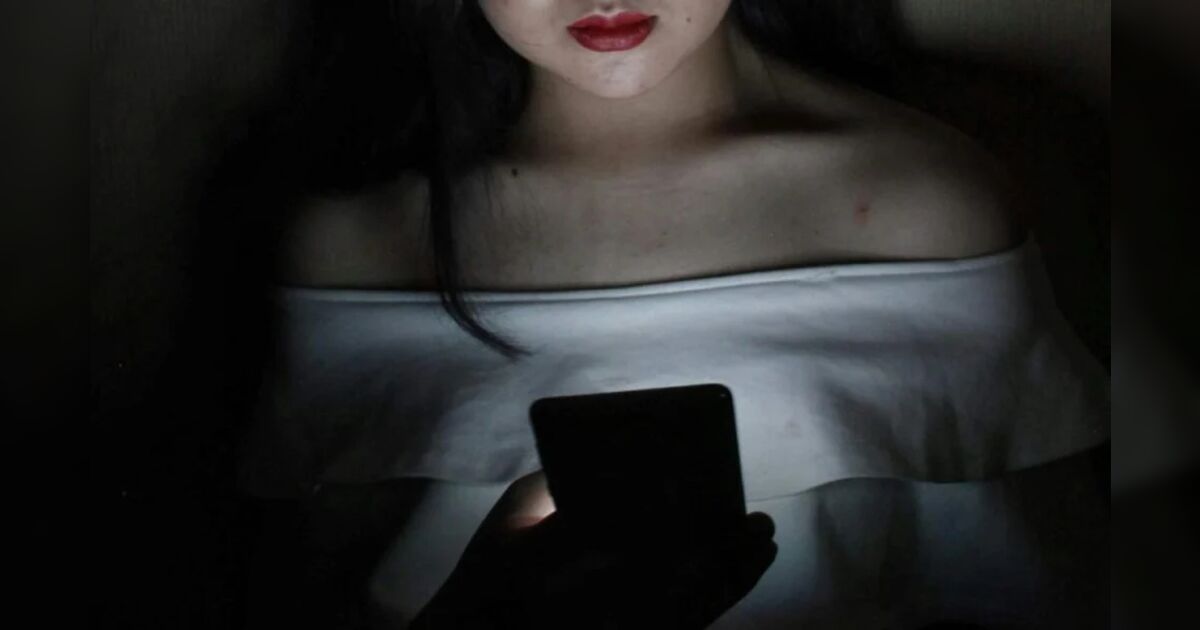 Jovem denuncia restaurante por oferecer salário maior para trabalhar com decote