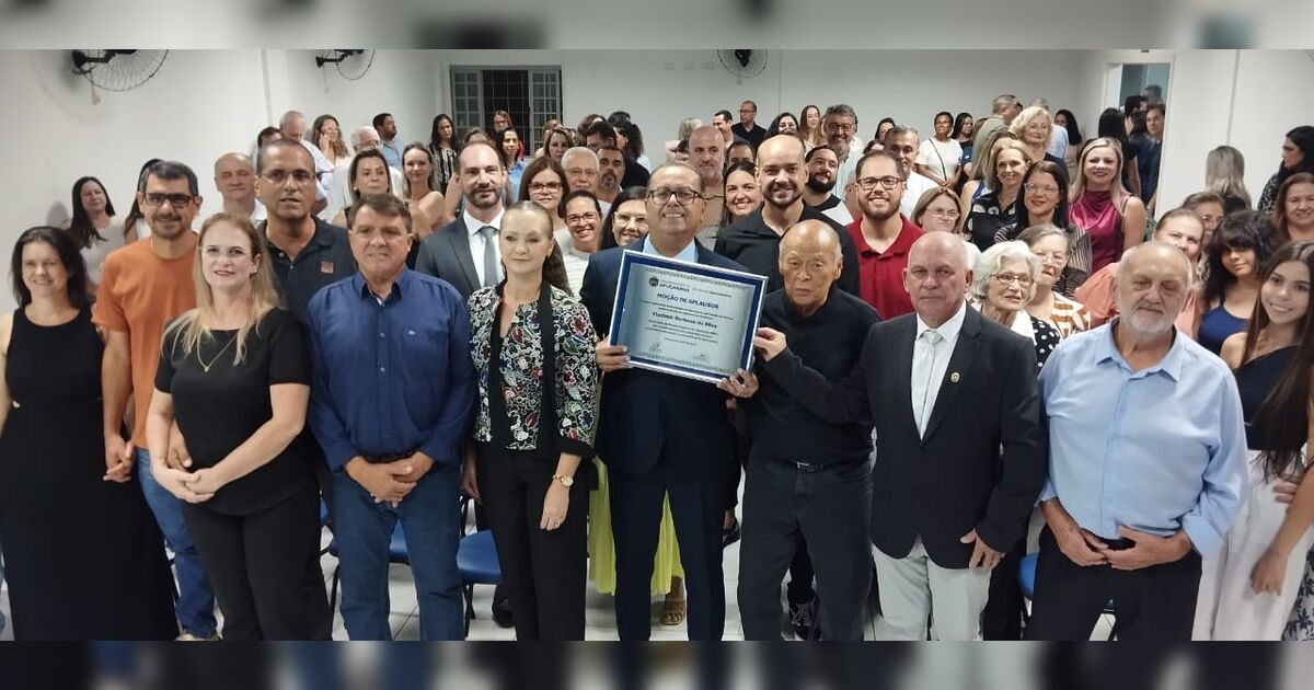 Chefe do NRE de Apucarana recebe moção de aplausos da Câmara de Vereadores