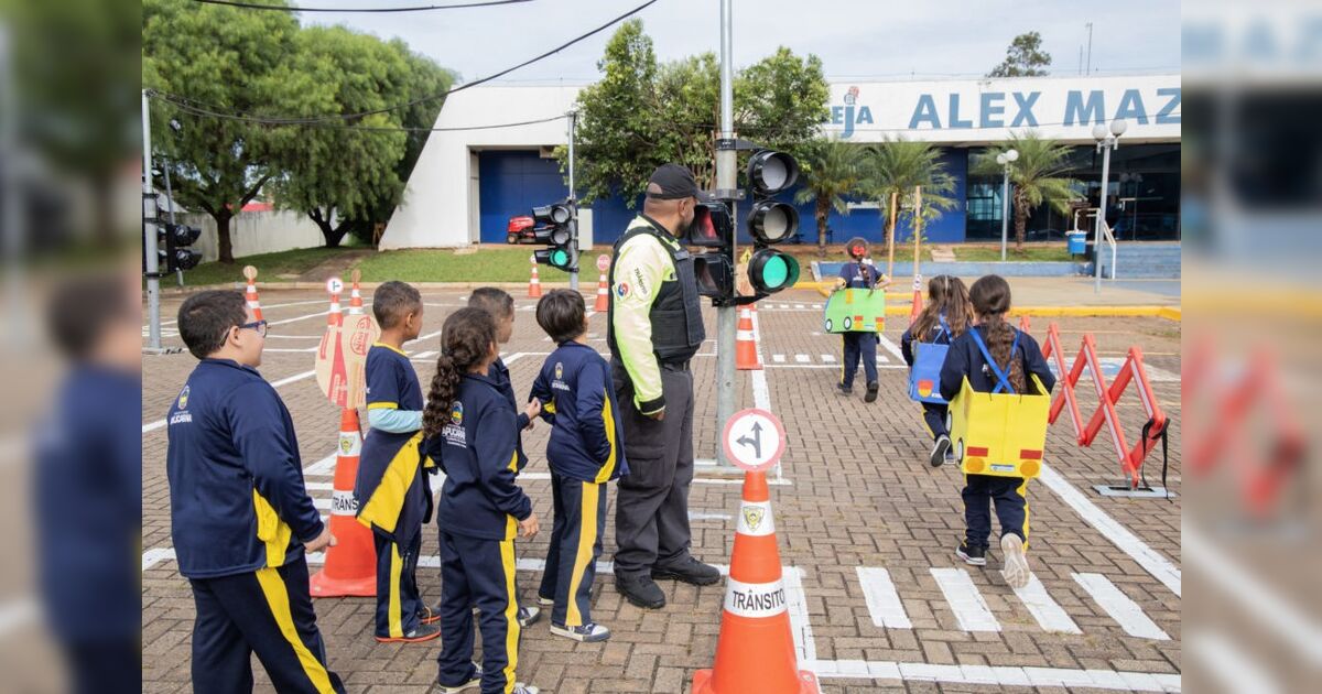 Estudantes de Apucarana aprendem leis de trânsito em pista simulada no Centro da Juventude