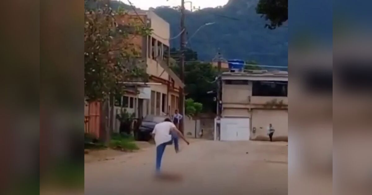 Homem é preso após bater em ex-companheira e matar cachorro ao pisoteado na rua