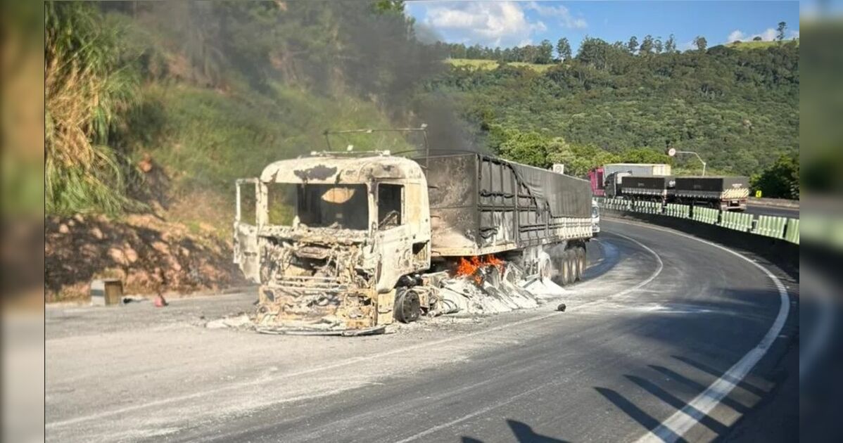 Incêndio destrói carreta com bicarbonato e atinge vegetação em Mauá da Serra
