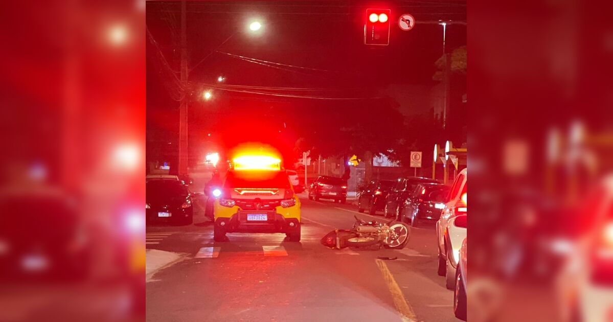 Motociclista é arremessado em colisão com carro e fica ferido em Apucarana