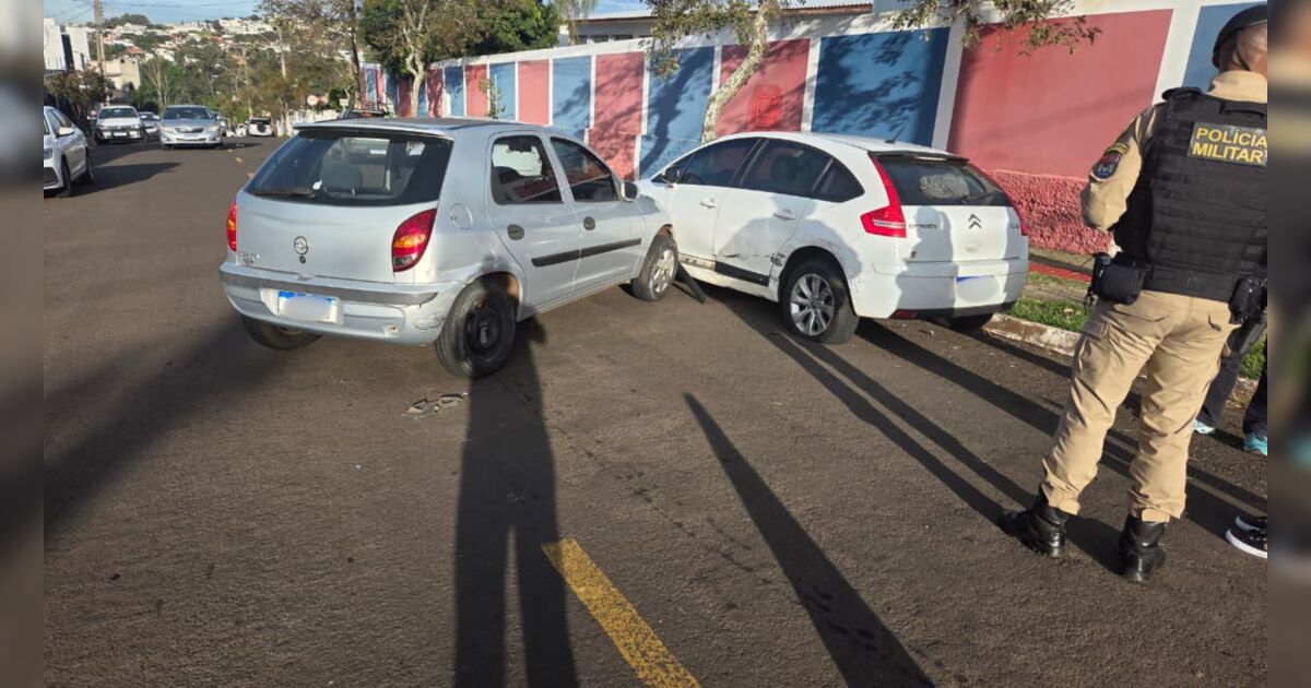 Motorista foge após acidente envolvendo três carros em Apucarana