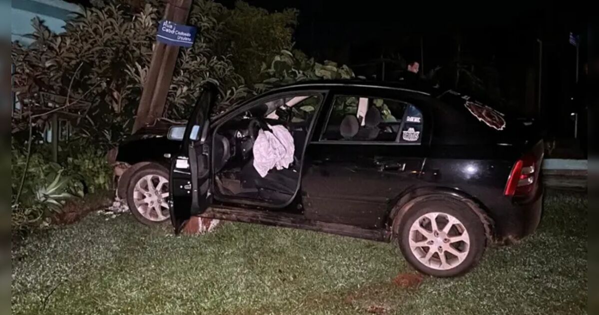 Motorista foge após atingir poste e deixar bairro sem energia no PR
