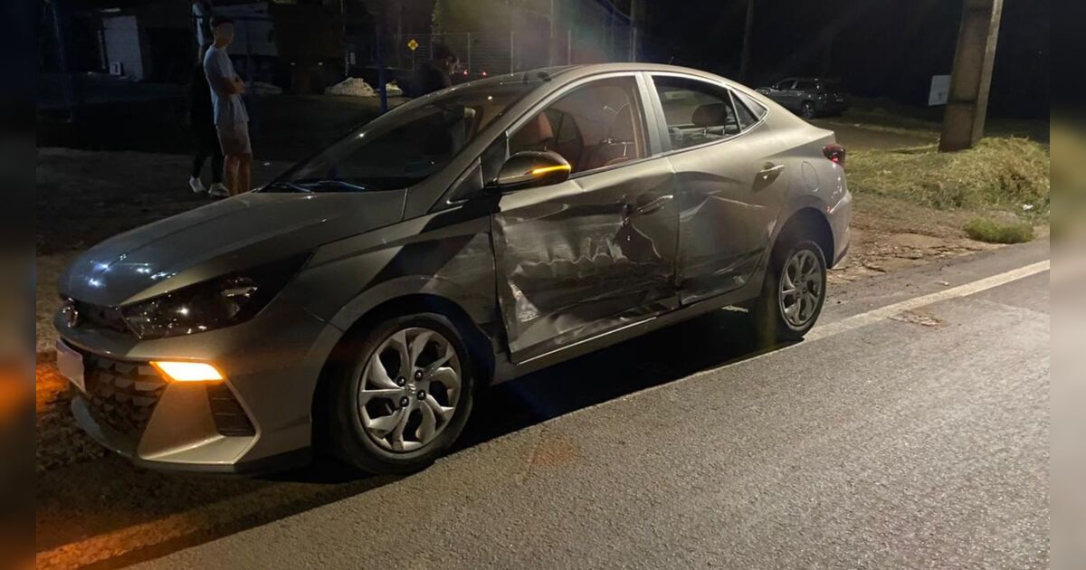 Colisão entre dois carros deixa motorista ferido em cruzamento de Apucarana