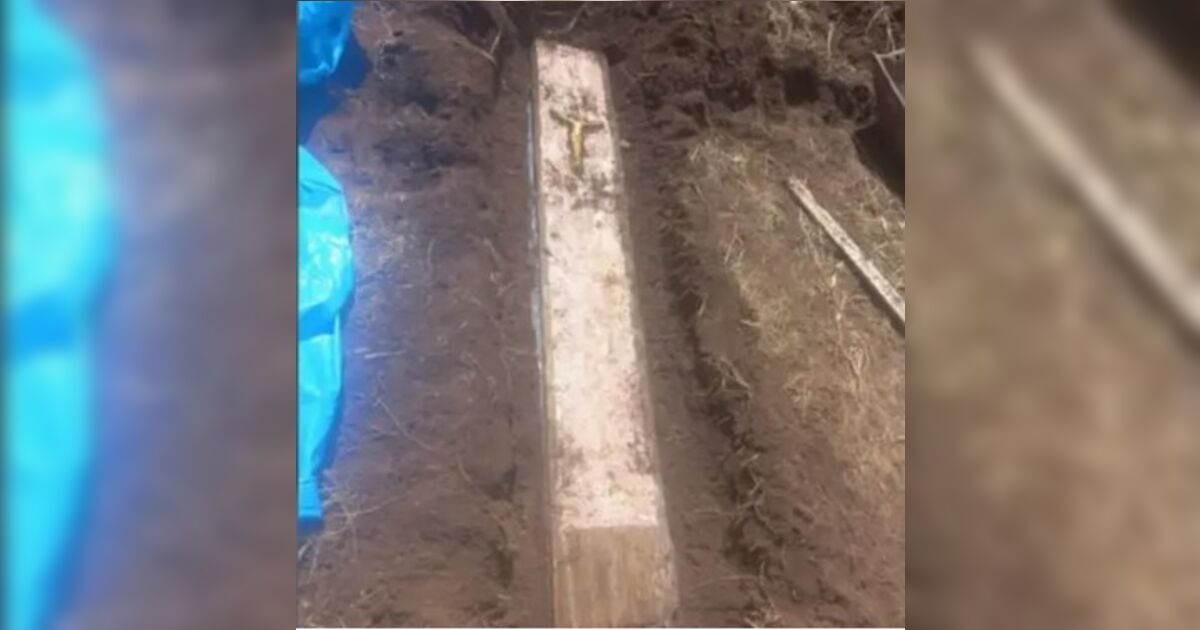 Morador encontra caixão com ossada humana enterrado em quintal de casa alugada em SC
