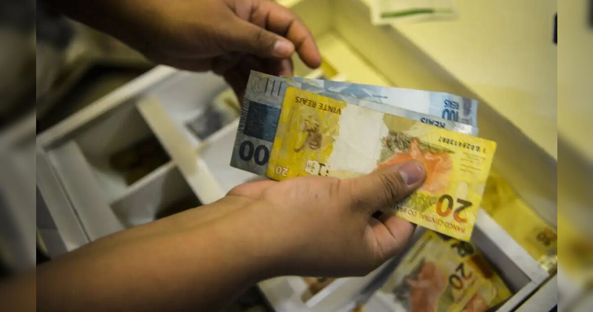 Governo federal propõe salário mínimo de R$ 1.717 em 2027