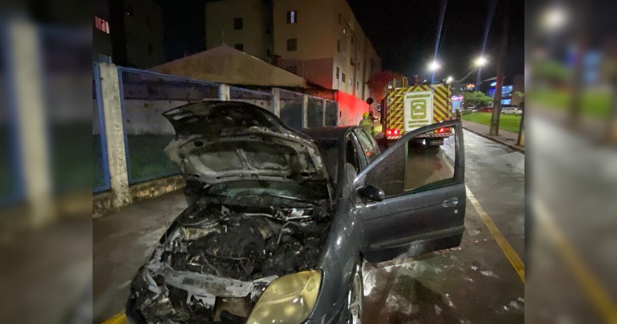Carro pega fogo após falha mecânica em Apucarana (PR)