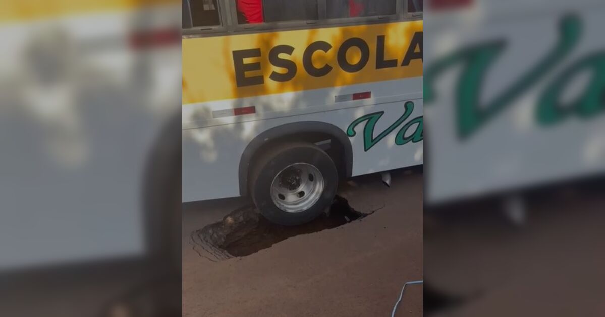 Asfalto cede no bairro Dom Romeu e ônibus escolar cai em cratera em Apucarana