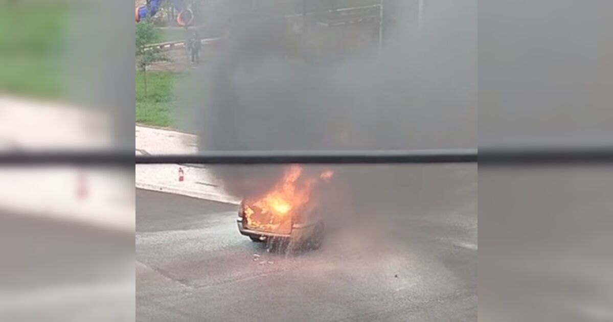 Carro com mãe e duas crianças pega fogo e fica destruído no centro de Jandaia do Sul