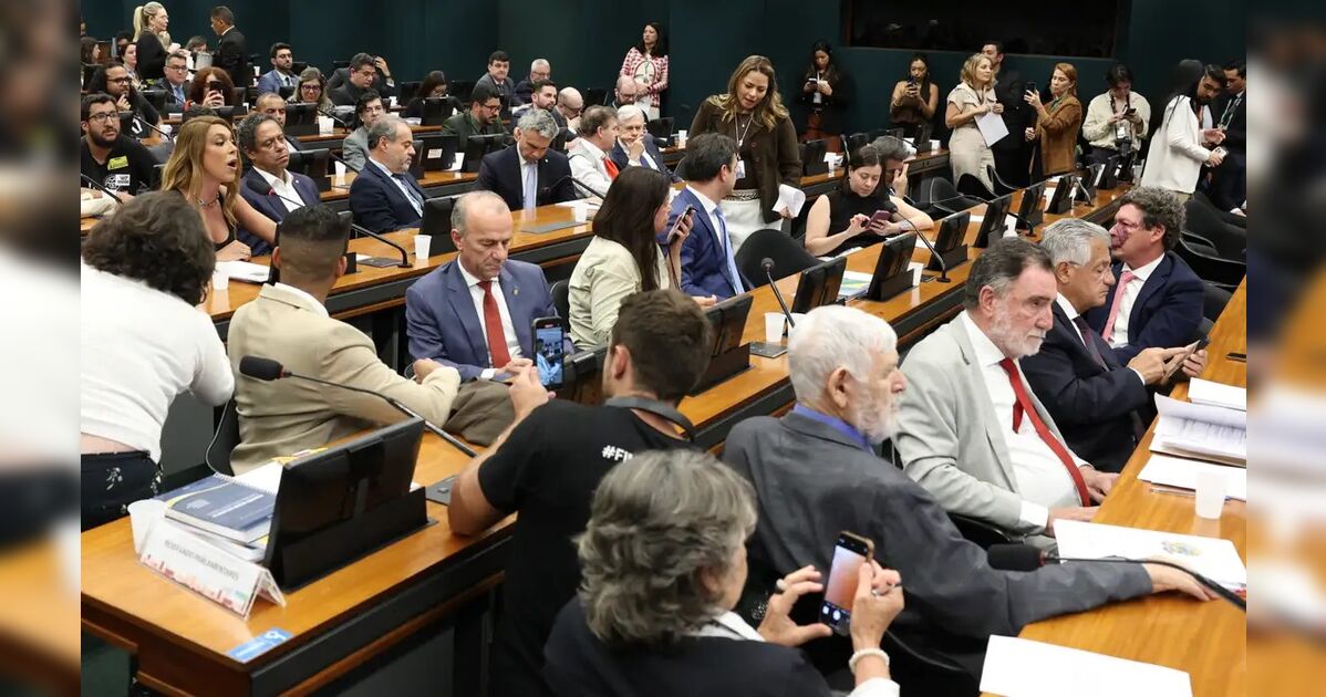 Oposição pede vistas e adia votação da PEC do fim da jornada 6x1 na CCJ da Câmara