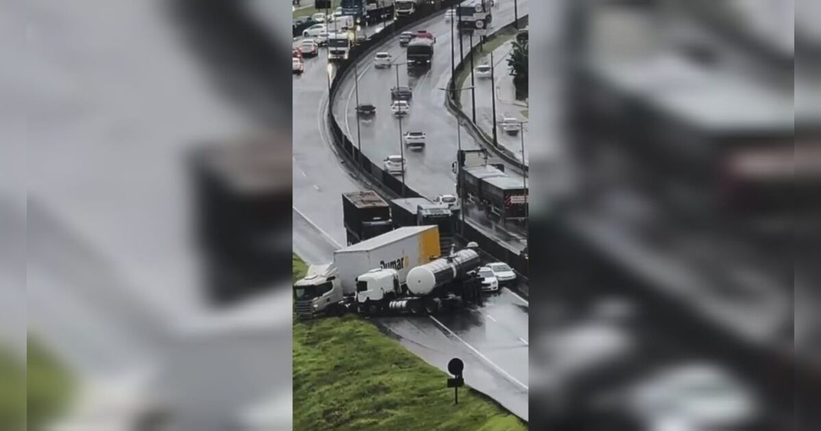 Acidente com cinco veículos interdita BR e gera filas quilométricas