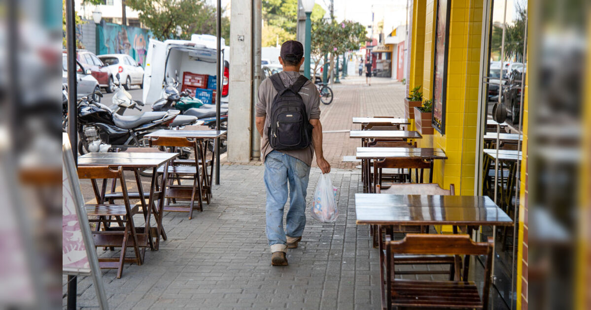 Prefeitura de Apucarana orienta comerciantes sobre uso correto de calçadas