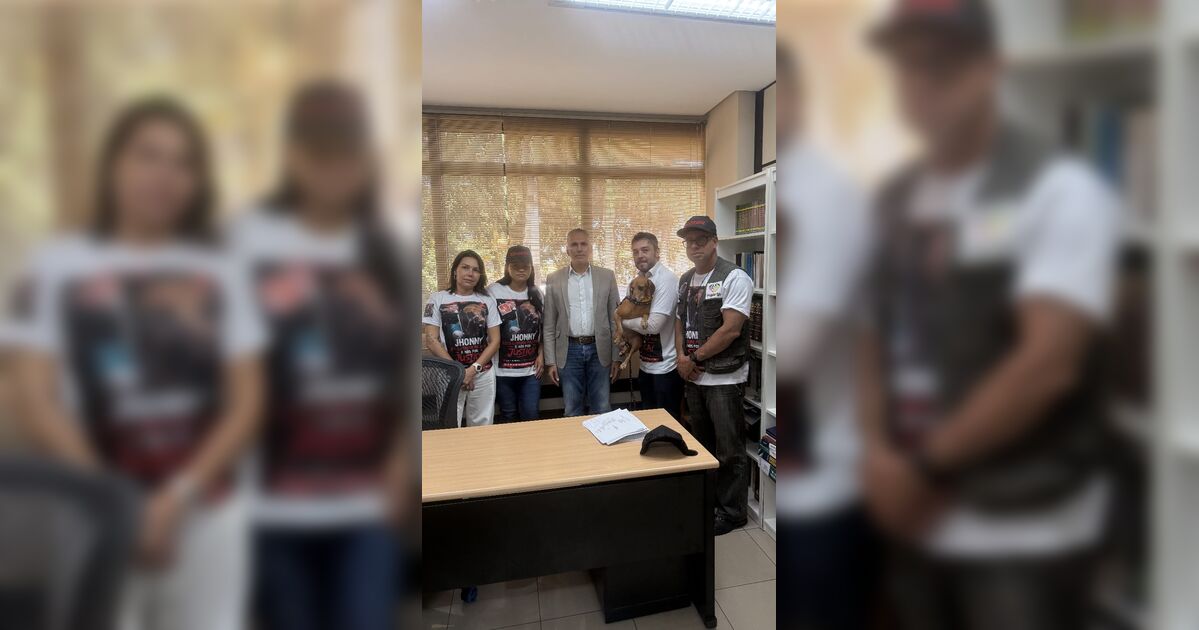 Cão vítima de maus-tratos é levado ao Ministério Público em ato por justiça
