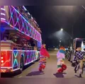 Bailarino de carreta musical cai em bueiro de dois metros em Londrina (PR)