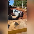Motorista cai com carro em buraco de obra interditada em Arapongas