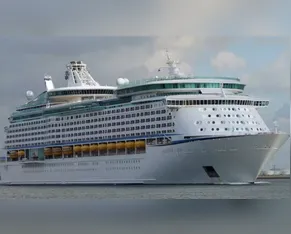 Conheça o milionário que vive no mar há 25 anos e não consegue mais andar em terra firme