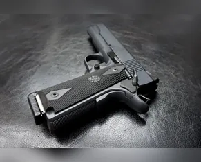 Criança morre após pegar arma e atirar na própria cabeça