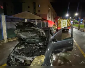 Carro pega fogo após falha mecânica em Apucarana (PR)