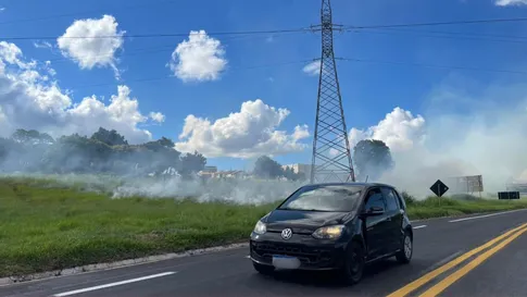 Incêndio ambiental às margens da Avenida Brasil mobiliza Corpo de Bombeiros em Apucarana