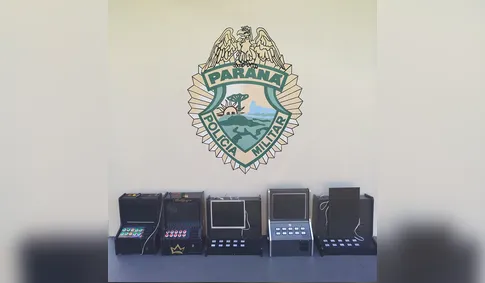 PM apreende cinco máquinas de jogos de azar escondidas em Arapongas