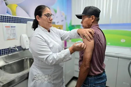 A 28ª Campanha Nacional de Vacinação contra a Influenza no Paraná acontece em mais de 1.850 salas de vacinação distribuídas pelos 399 municípios e segue até o dia 30 de maio