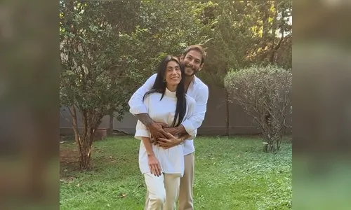 Aos 46 anos, Michelle Barros anuncia gravidez fruto do relacionamento com Shia Phoenix