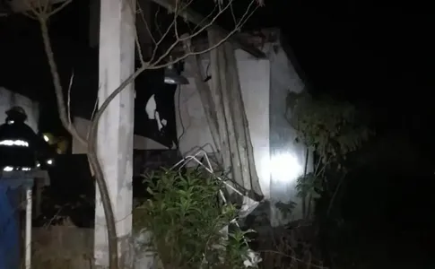 A casa estava em chamas quando a menina retornou