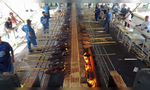 Rio Bom celebra 62 anos com tradicional Festa do Churrasco no Espeto de Bambu