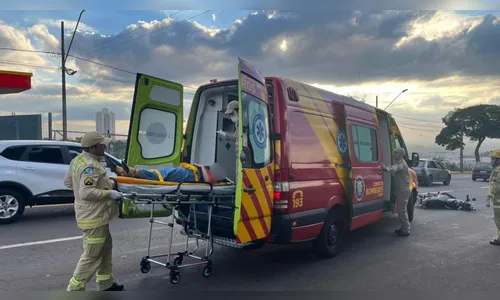 Acidente entre carro e moto deixa dois feridos na Avenida Minas Gerais, em Apucarana