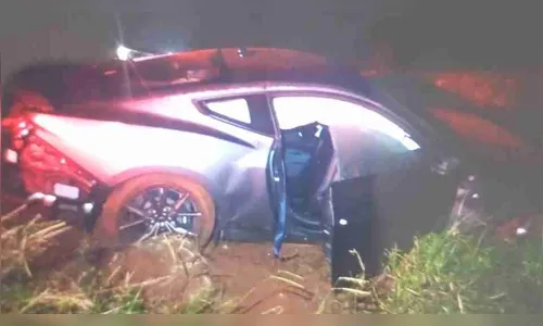 Mustang é abandonado após destruir cerca e cair em estrada rural no PR