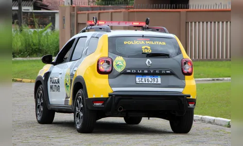 Dupla furta carro em plena luz do dia na região central de Arapongas