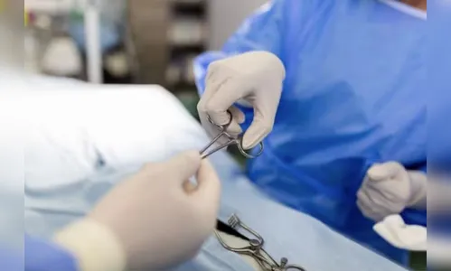 Mulher descobre tesoura de 15 cm no abdômen sete meses após cirurgia plástica