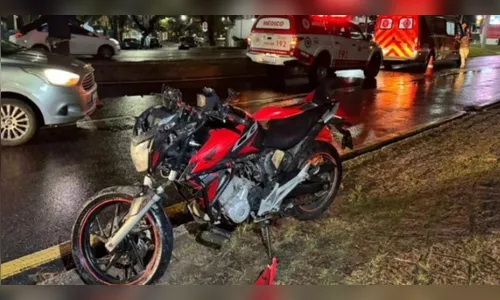Motociclista fica em estado grave após perder o controle e ser arremessado sobre canteiro