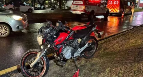 Acidente aconteceu por volta das 23h, na Avenida Visconde de Guarapuava