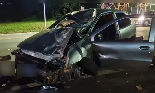 PRF prende motorista embriagado após colisão que destruiu carros no PR