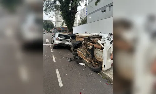 VÍDEO: Carro capota e destrói veículos estacionados na Avenida JK, em Londrina