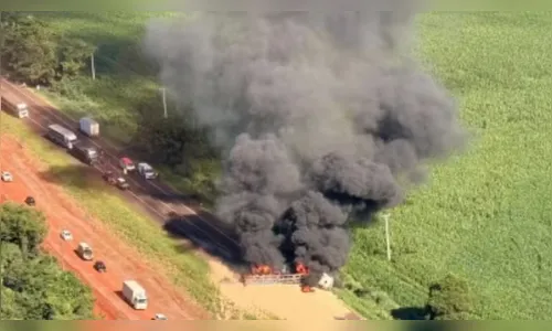 Caminhão pega fogo após bater em carro na BR-277 e rodovia é bloqueada
