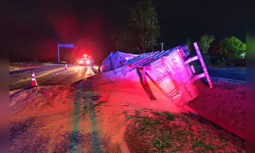 Motorista sai ilesa após carreta tombar entre Mandaguari e Jandaia do Sul