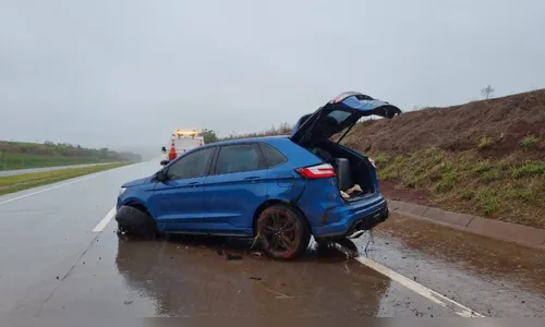 Ford Edge derrapa na pista e colide contra barranco na BR-163